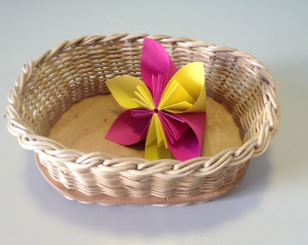 Korb mit Papierblume