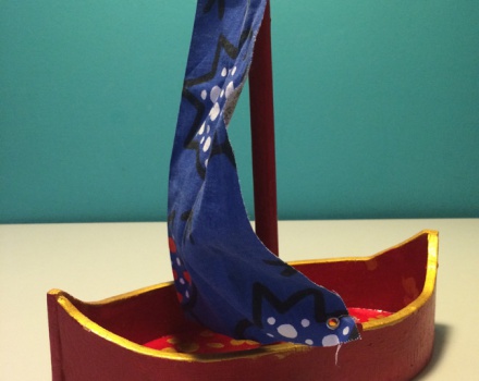 Boot mit blauem Segel